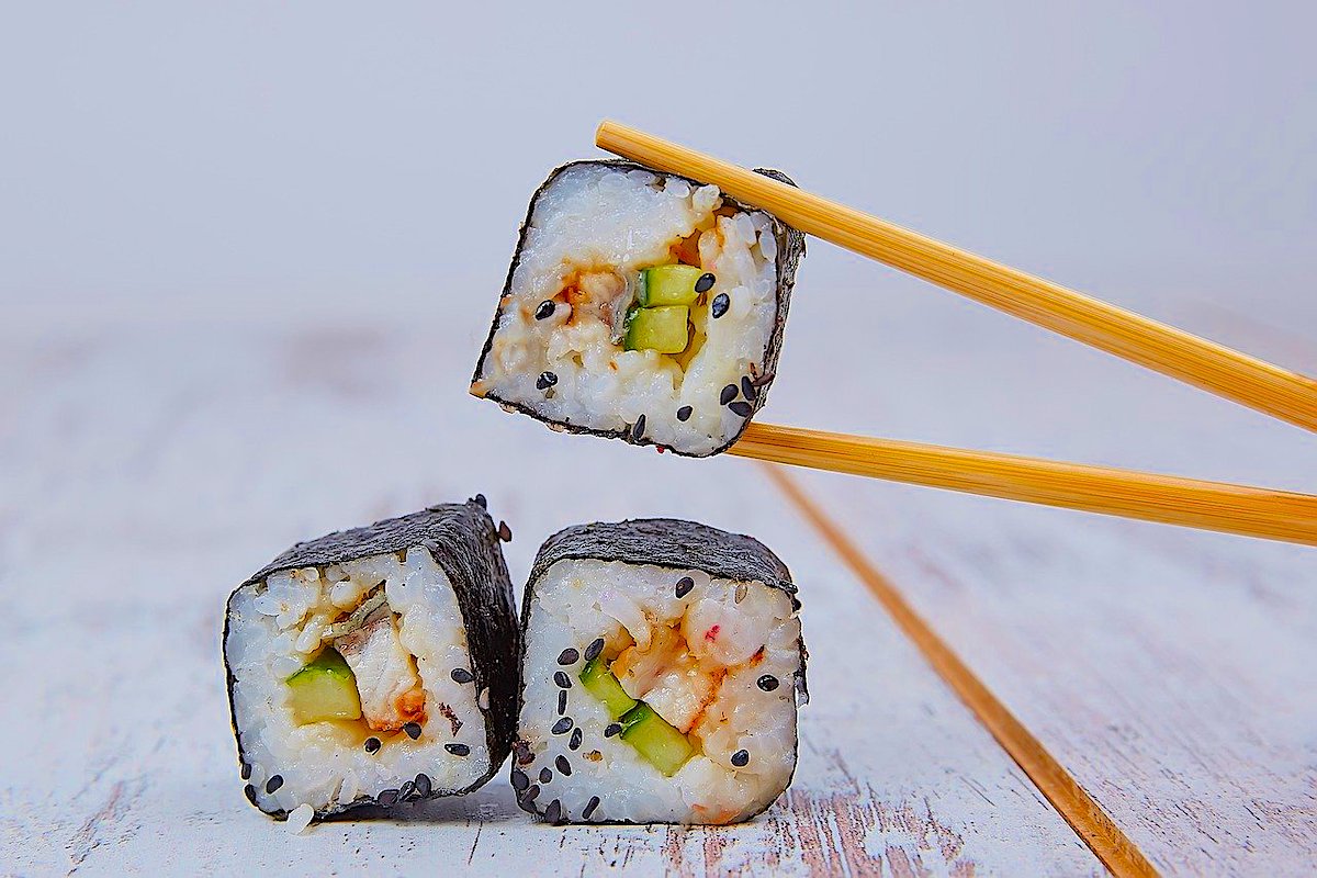 Sushi isst man gerne mit Stäbchen